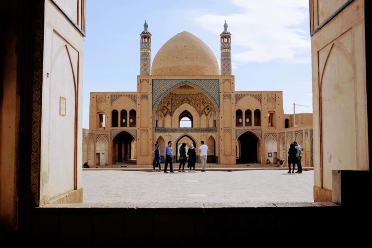 Vue de la mosquée de Kashan depuis la porte d'entrée