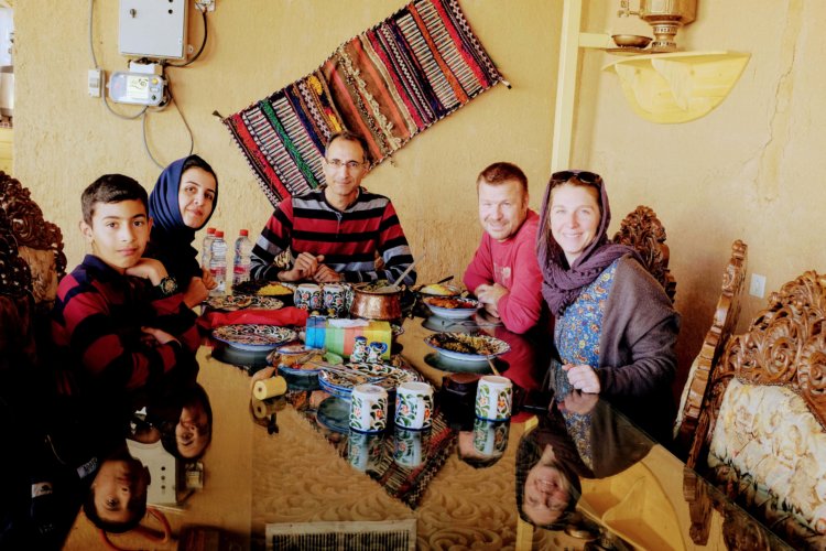 Au restaurant à Chiraz avec la famille d'Arvin