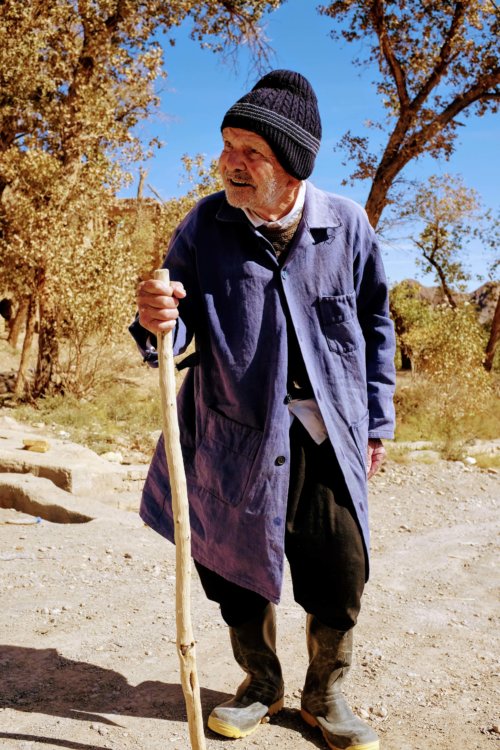 Vieil homme dans le village de Kharanaq