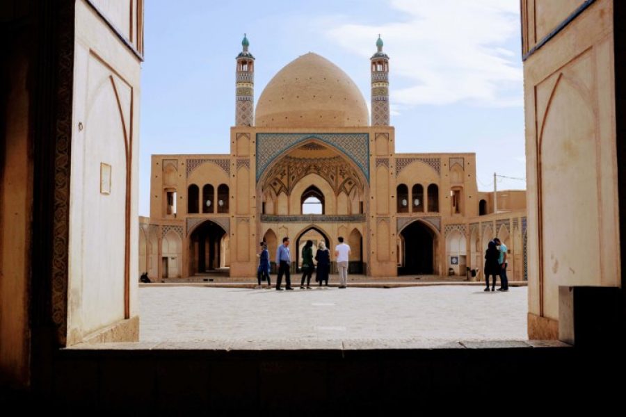 Vue de la mosquée de Kashan depuis la porte d'entrée