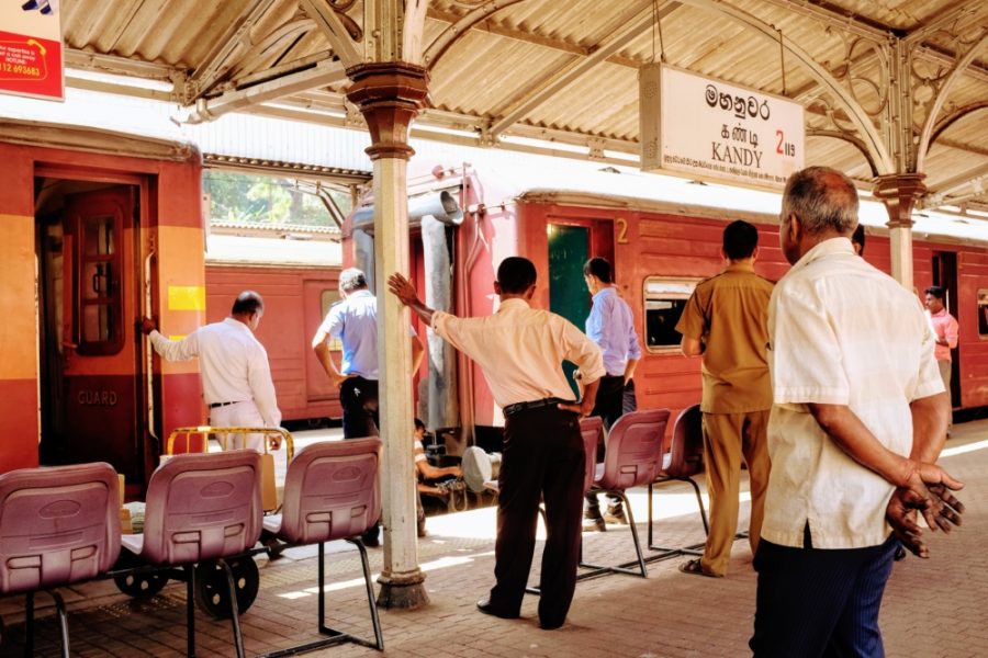 Sur le quai de la gare à Kandy
